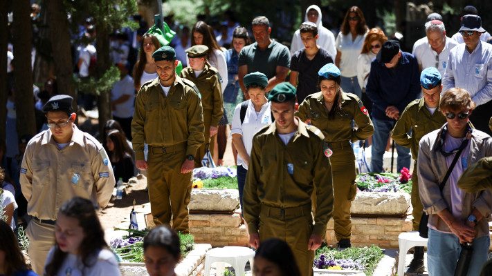 יום הזיכרון, בית עלמין צבאי (צילום: REUTERS/Ronen Zvulun)