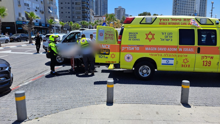 אמבולנס מד''א בזירת התקיפה בבת ים