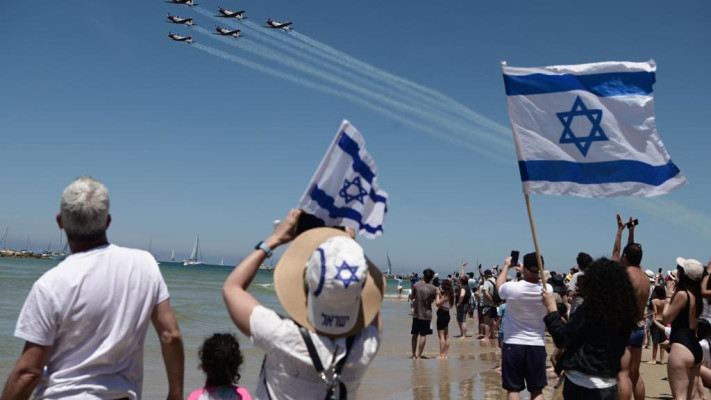 אנשים צופים במטס יום העצמאות בתל אביב