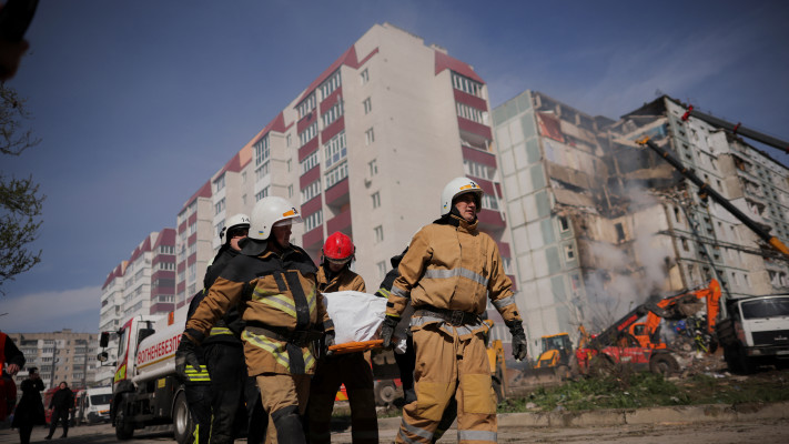 מתקפת טילים רוסים באומן שבאוקראינה  (צילום: REUTERS/Carlos Barria)