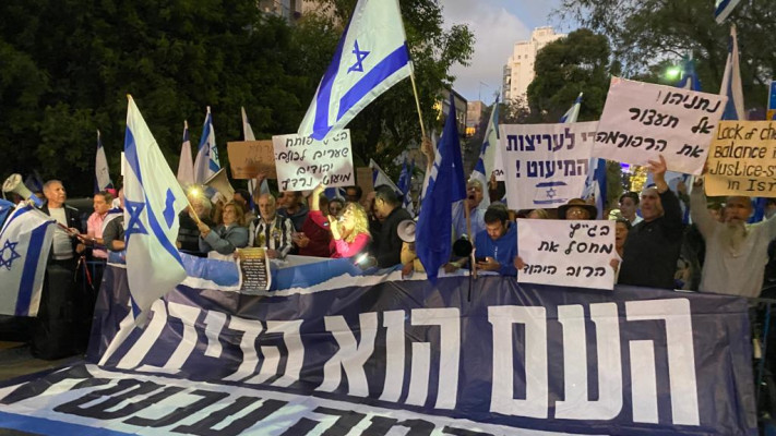 הפגנה נגד הרפורמה במערכת המשפט מול ביתו של אהרן ברק