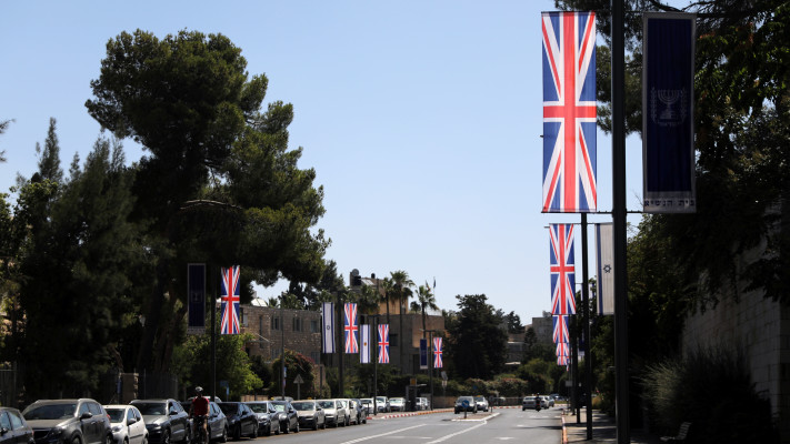 דגלי בריטניה וישראל (צילום: REUTERS/Ammar Awad)