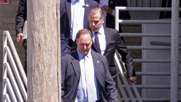 האנטר ביידן בדרך לבית משפט (צילום: REUTERS/Karen Pulfer Focht)