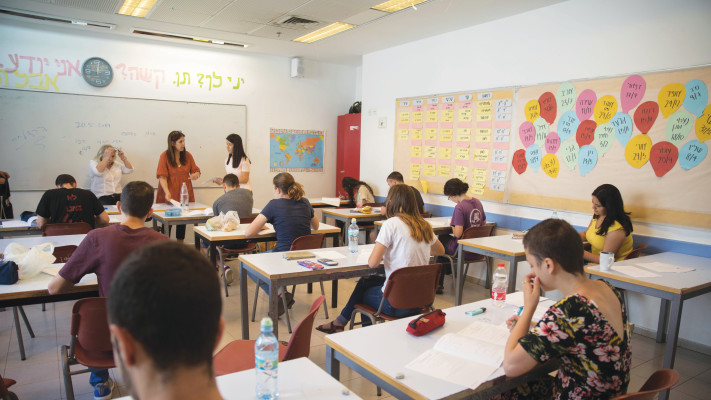 תלמידים בבחינת בגרות. למצולמים אין קשר לנאמר בכתבה