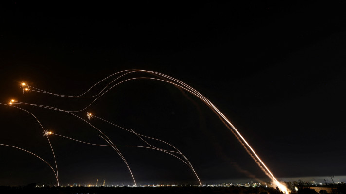 שיגור טילי כיפת ברזל (צילום: REUTERS/Ronen Zvulun)