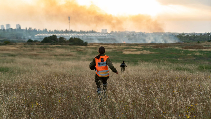 פיקוד העורף בזירת נפילת רקטה, מבצע מגן וחץ (צילום: דובר צה''ל)