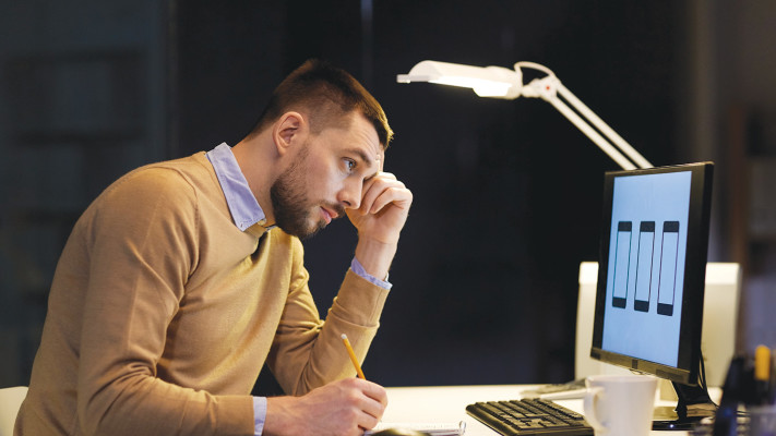 אדם עובד על מחשב, אילוסטרציה