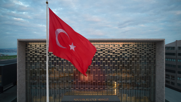 דגל טורקיה על רקע מרכז התרבות באיסטנבול