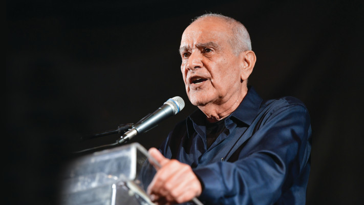 דן חלוץ נואם בהפגנה נגד הממשלה בקפלן באפריל השנה