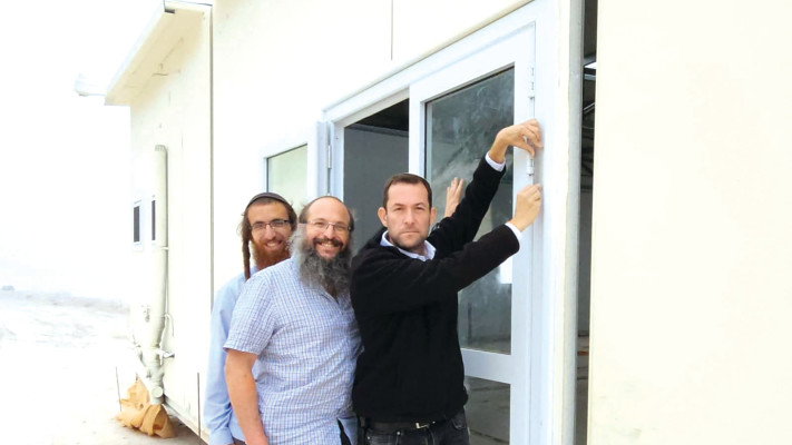 יוסי דגן קובע מזוזה בישיבת חומש (צילום: רועי חדי)