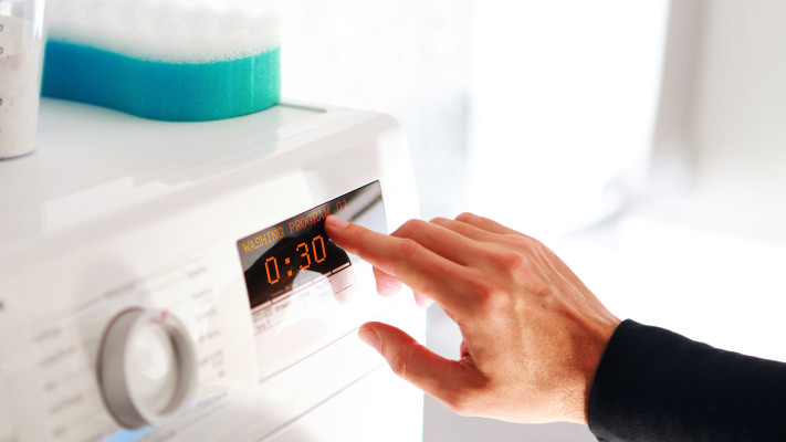 השתמשו בתכנית חסכונית במכונת הכביסה