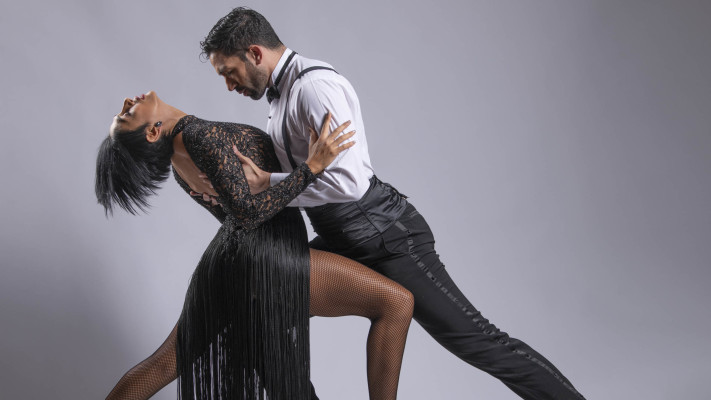 מרכוס אשלה ובת זוגו על הבמה פאולה קמאצ'ו