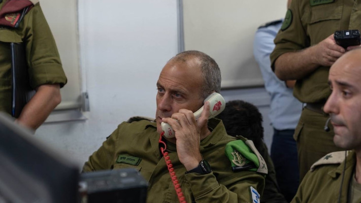 מפקד פיקוד המרכז יהודה פוקס בחמ''ל צבאי