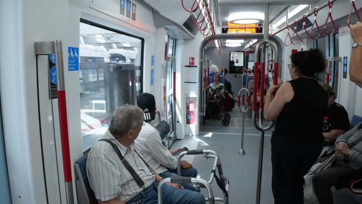 ניצולי שואה ברכבת הקלה