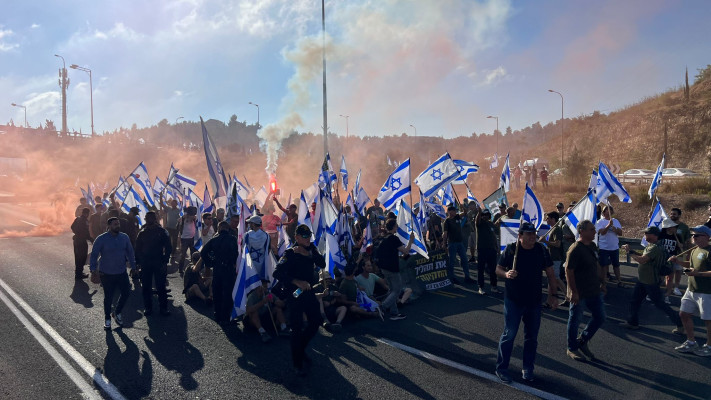 יום השיבוש: מפגיני אחים לנשק חוסמים כביש (צילום: אחים לנשק)