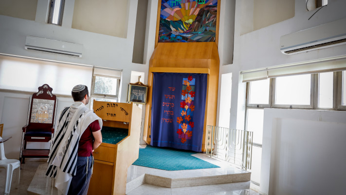 תפילה בבית כנסת (צילום: גרשון אלינסון, פלאש 90)