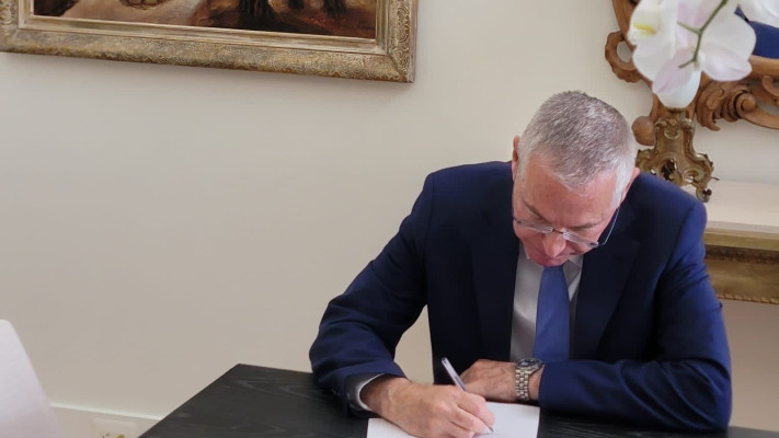 שגריר ישראל בארה''ב מיכאל הרצוג חותם על הפטור מוויזה (צילום: ללא)