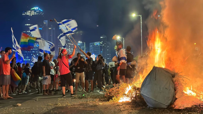 מדורה שהוצתה בנתיבי איילון