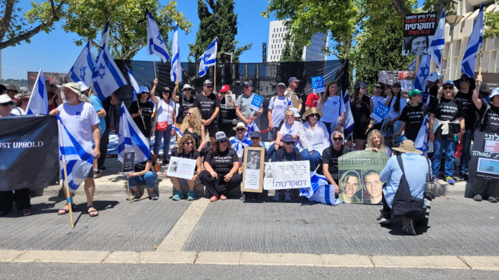 משפחות שכולות מפגינות מחוץ לכנסת (צילום: ללא)