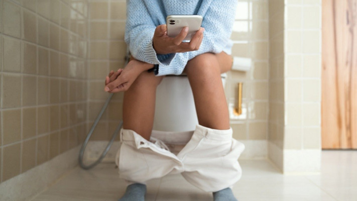 נשים שוהות בממוצע 7 דקות ביום בשירותים, לעומת גברים שנמצאים 12 דקות ביום בממוצע (צילום: אינגאימג')