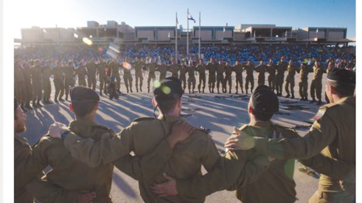 נאסר על קצינים לעתיד להגיע  לכיכר החטופים: \'\'זו הפגנה פוליטית\'\' (צילום: דובר צה''ל)