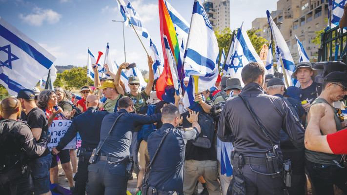 שוטרים ומפגינים בהפגנה 