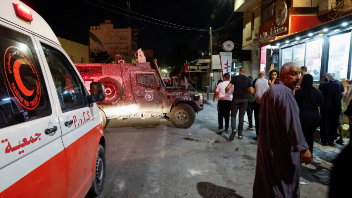 אמבולנס של הסהר האדום (צילום: REUTERS/Raneen Sawafta)