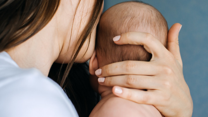 החמות מתעקשת לישון אצל בנה בבית כדי לטפל בתינוק החדש, אילוסטרציה (צילום: אינגאימג')
