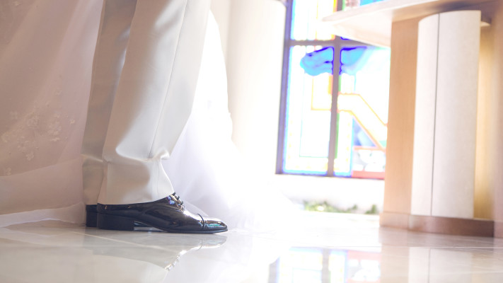 החתן עזב את הכנסייה בבושה והכלה נשארה לחגוג