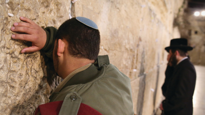 חייל דתי מתפלל בכותל