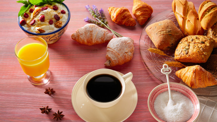 מה יותר בריא לנו לארוחת בוקר? צילום: אינגאימג')