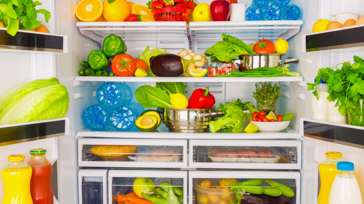 אל תעמיסו יותר מדי במקרר (צילום: אינג'אימג')