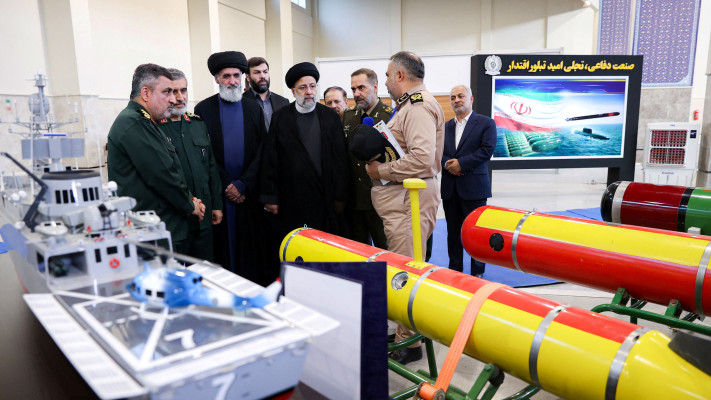 ראיסי סוקר טילים ביום התעשייה הביטחונית באיראן (צילום: Handout via REUTERS)