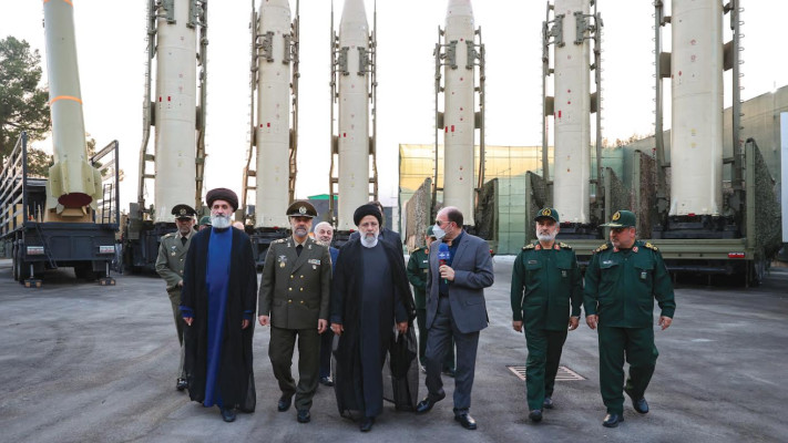 נשיא איראן ראיסי סוקר טילים בליסטיים