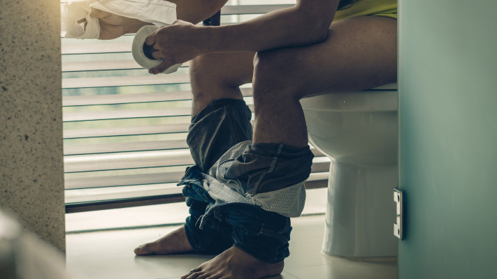 מה יש לגברים לעשות כל כך הרבה זמן בשירותים? (צילום: אינג'אימג')