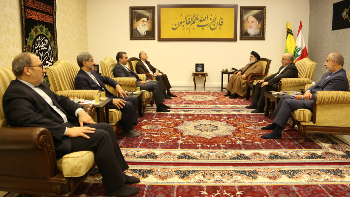 נסראללה בפגישה עם שר החוץ של איראן (צילום: Handout via REUTERS)