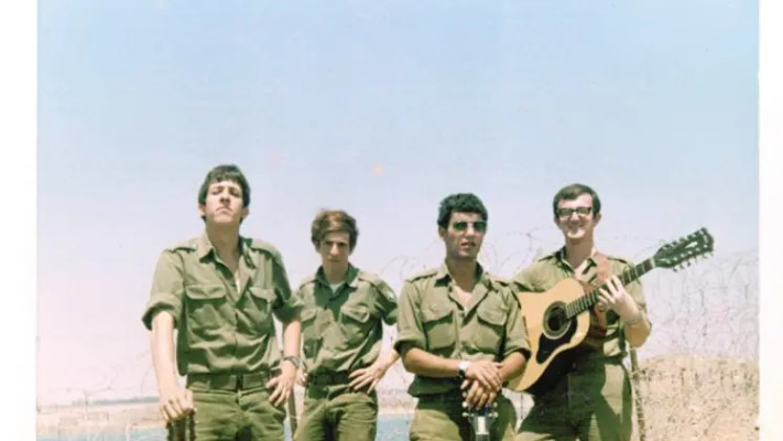 חברי כוורת סנדרסון, גוב ושמיר בלהקת הנחל עם שמעון וייצמן