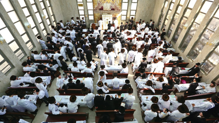 מתפללים בבית הכנסת ביום כיפור  (צילום: יעקב לדברמן, פלאש 90)
