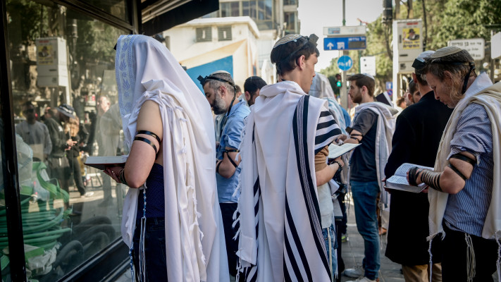 תפילה בכיכר דיזינגוף