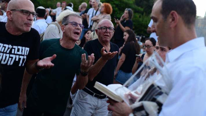 העימותים בתפילה בתל אביב (צילום: תומר נויברג, פלאש 90)