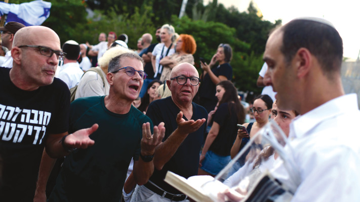 העימות בכיכר דיזינגוף (צילום: תומר נויברג, פלאש 90)