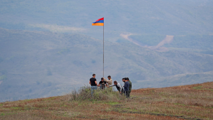 בדלנים ארמנים מניפים את דגל ארמניה בדרך המובילה למובלעת נגורנו־קרבאך (צילום: רויטרס)