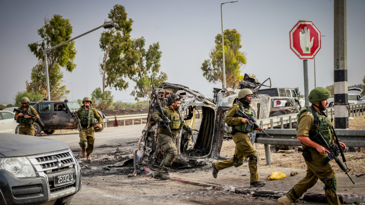 חיילי צה''ל בקיבוץ בארי (צילום: יוסי זמיר פלאש  90)