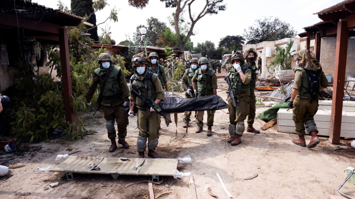 הריסות ופינוי גופות בעוטף עזה (צילום: רויטרס)