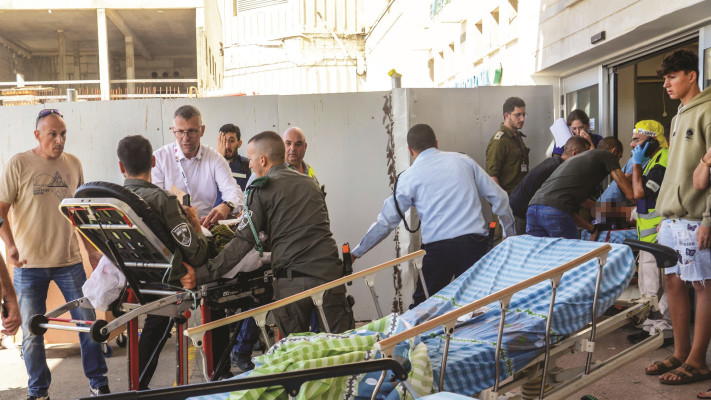 פינוי פצועים במבצע חרבות ברזל (צילום: בנצי גרינשפן, פלאש 90)
