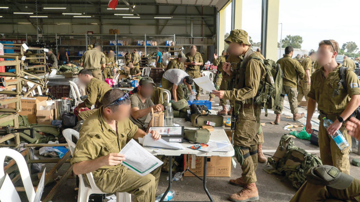 מצביעים ברגליים. גיוס מילואים במבצע ''חרבות ברזל''