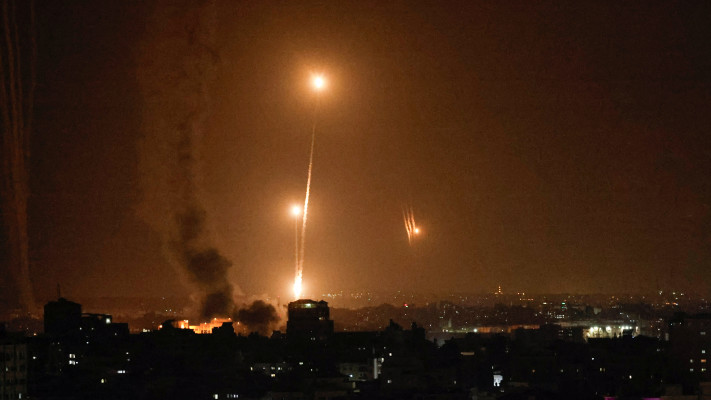 שיגור רקטות מעזה (צילום: REUTERS/Mohammed Salem)