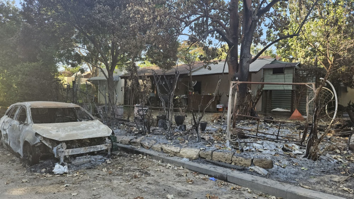 ההרס בקיבוץ בארי לאחר הטבח (צילום: ארנולד נטייב)