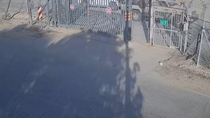 טנדרים של חמאס עוברים לצד גדרות קיבוץ בארי (צילום: שימוש לפי סעיף 27א')
