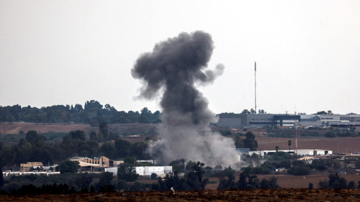 פגיעת רקטה סמוך לשדרות (צילום: REUTERS/Amir Cohen TPX IMAGES OF THE DAY/File Photo)
